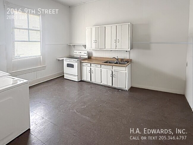 Building Photo - 2016 9th St