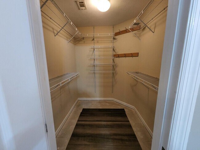 Building Photo - 572 Lory Ln