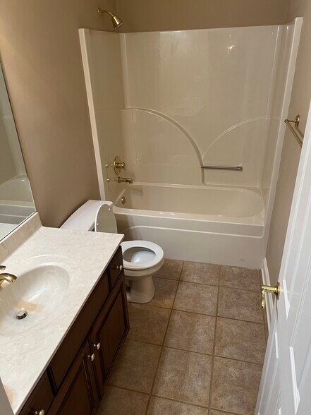 Guest Bath - 4610 Arborgate Dr