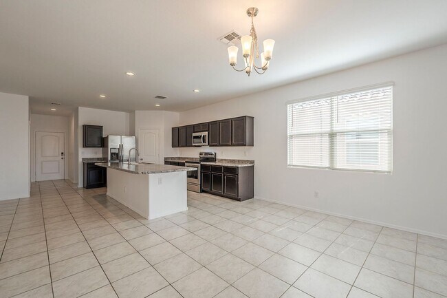 Building Photo - Gorgeous 4 Bed / 2 Bath Home – Move-In Rea...