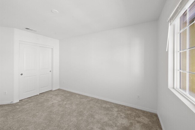 Building Photo - Beautiful 3 Bed / 2.5 Bath Condo with Open Floor Plan & Private Patio!