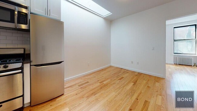 Building Photo - 401 E 78th St