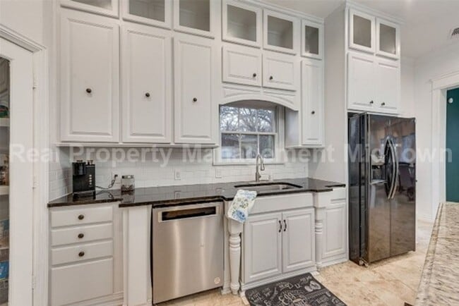 Building Photo - Stunning 4-Bedroom Retreat with Designer T...