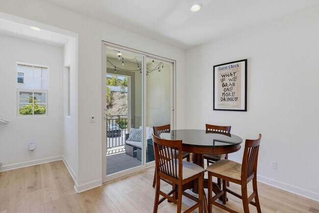 Building Photo - 956 Blackstone Dr