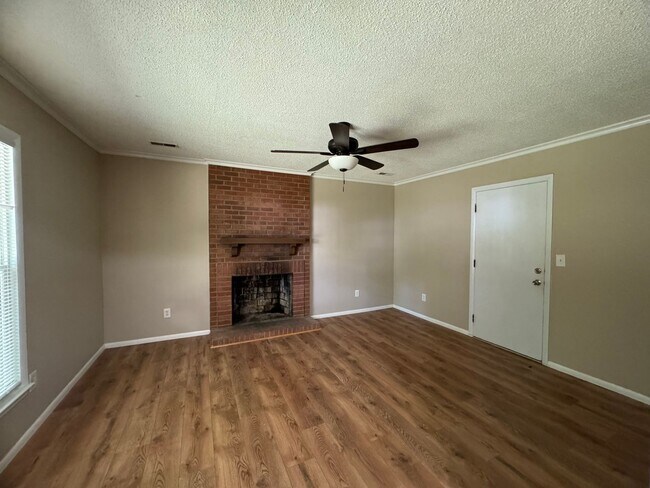 Building Photo - Charming 3 BR 1.5BA Brick & Vinyl Ranch