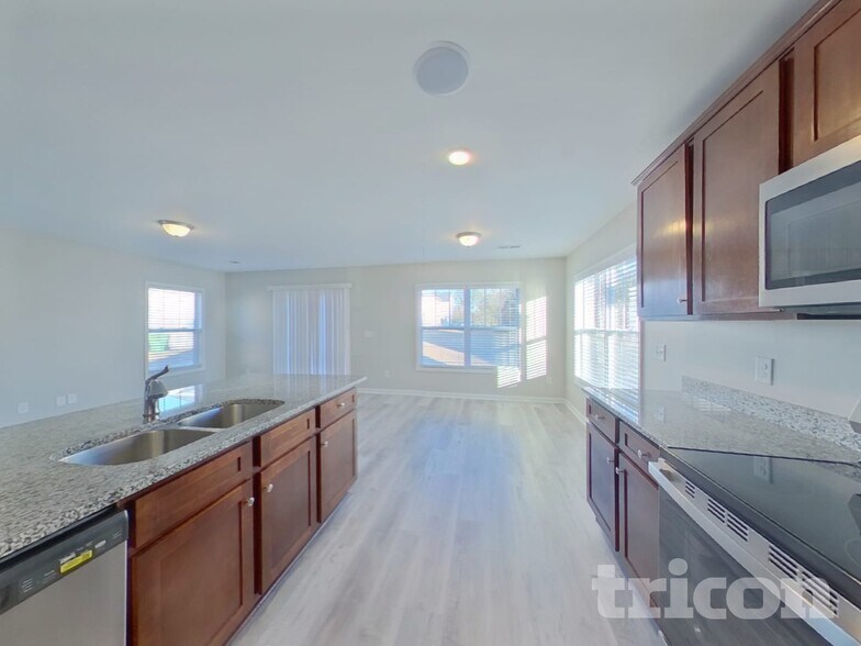 Building Photo - 422 Providence Plantation Cir