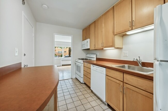 Building Photo - 205 Custer Ave