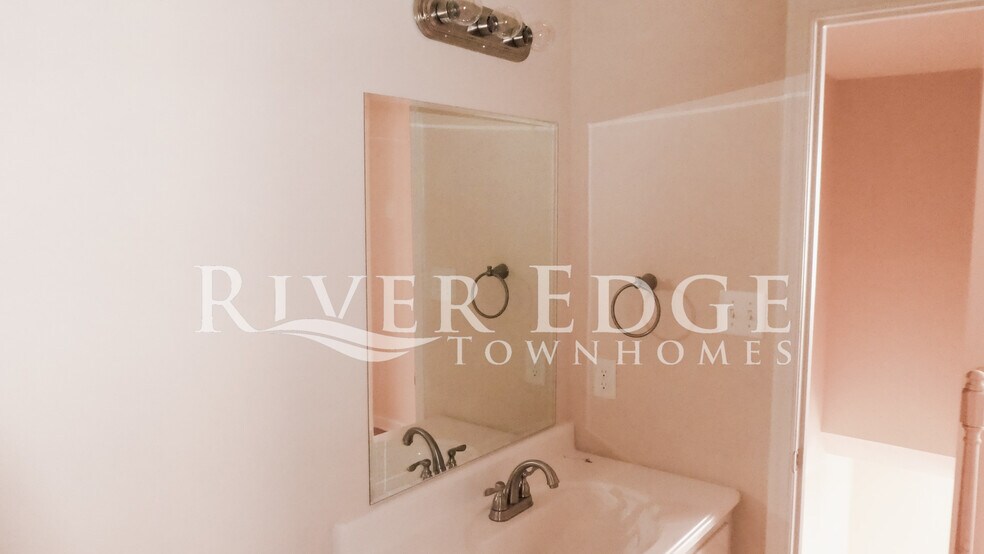 Full Bathroom - 506 Lusardi Dr