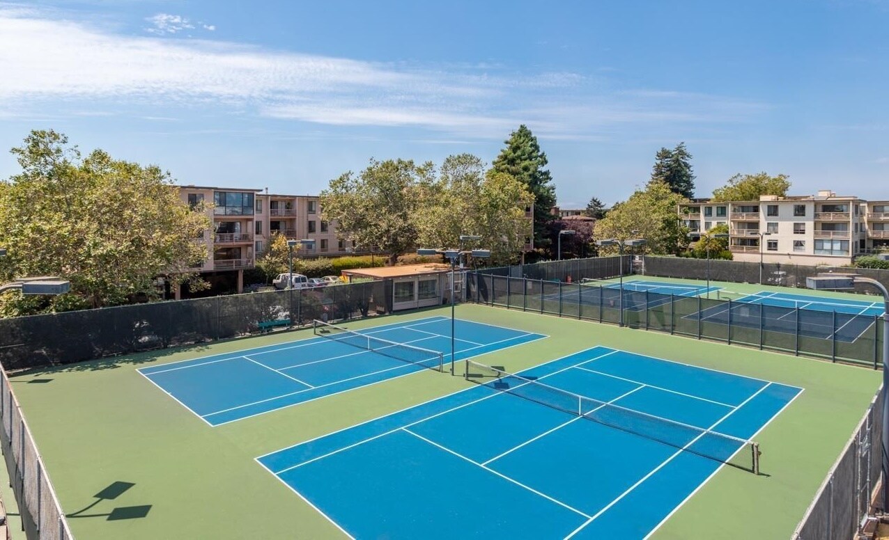 Building Photo - 6 Commodore Dr