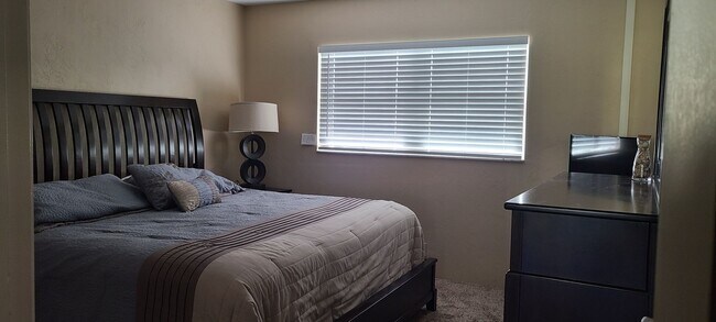 Building Photo - Vacation Rental - 30 Day min across From D...