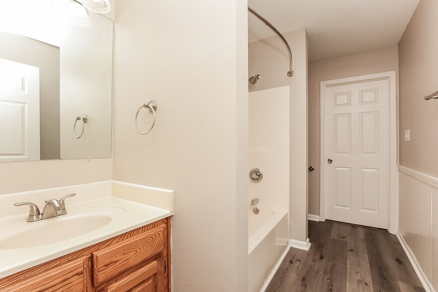 Building Photo - 3013 Candlelite Dr