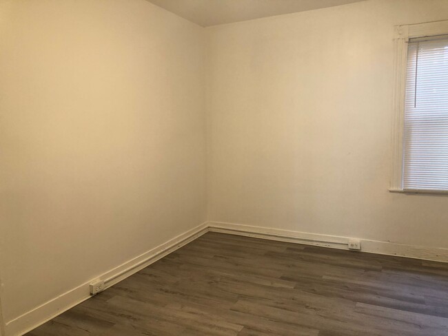 Building Photo - RENT DECREASE 3 Bedroom 2 bathroom townhou...