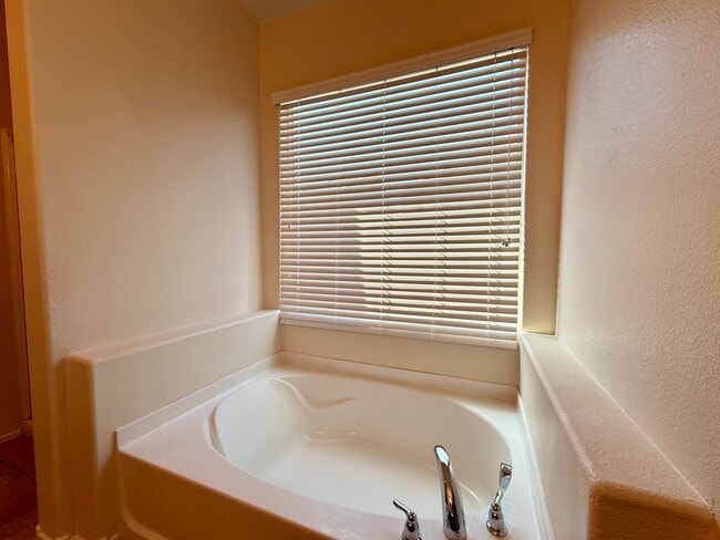 Building Photo - 3 BED 2.5 BATH 2 CAR GARAGE HOME w/ LOFT &...