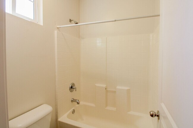 Building Photo - 4 bedroom 2.5 bathroom condo in Broad Street Village Complex