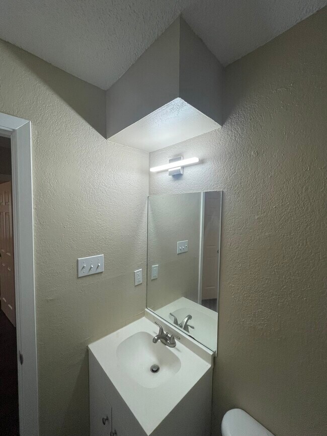 Building Photo - 400 Algerita Dr