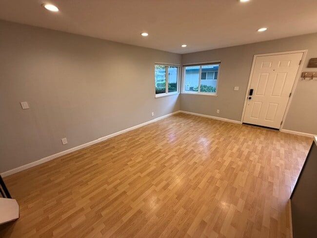 Building Photo - 257 Watson Dr