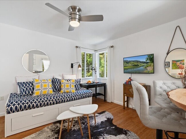 Building Photo - 14975 River Rd