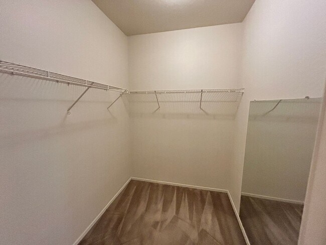 Building Photo - Large 3 Bed / 2 Bath Home with Sparkling P...