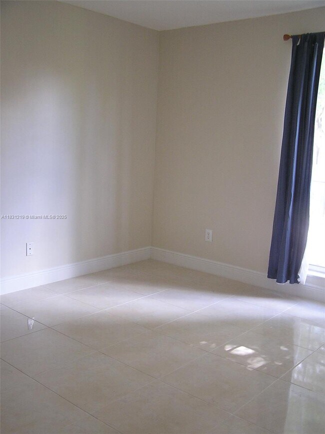 Building Photo - 10794 N Kendall Dr