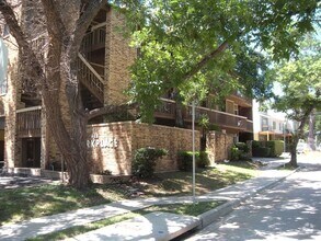 Building Photo - PRE-LEASE 2025/2026: Excellent Roommate Fl...