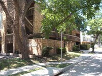 Building Photo - PRE-LEASE 2025/2026: Excellent Roommate Fl...