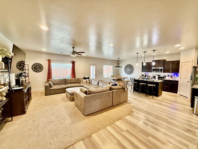 Building Photo - Lovely Pet Friendly 3-BR + Office in Sage Canyon