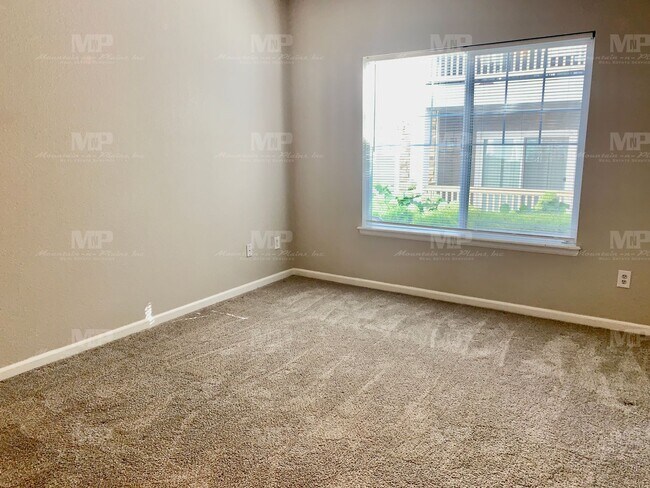 Building Photo - 4825 Hahns Peak Dr