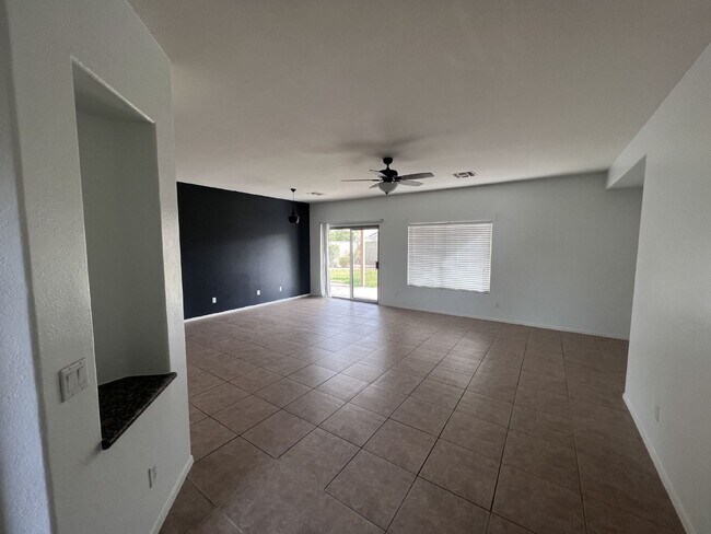 Building Photo - 3BDRM 2BA Residential home with pool for rent in Goodyear!
