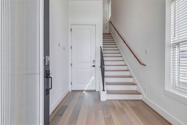 Building Photo - 334 Eastwood St