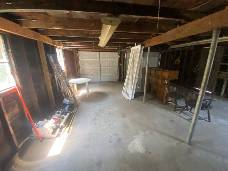 Building Photo - 229 Valley St