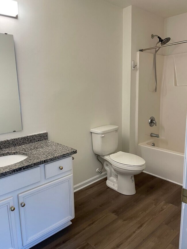 Building Photo - Two Bedroom Townhouse with Bonus Room in Sherrills Ford!