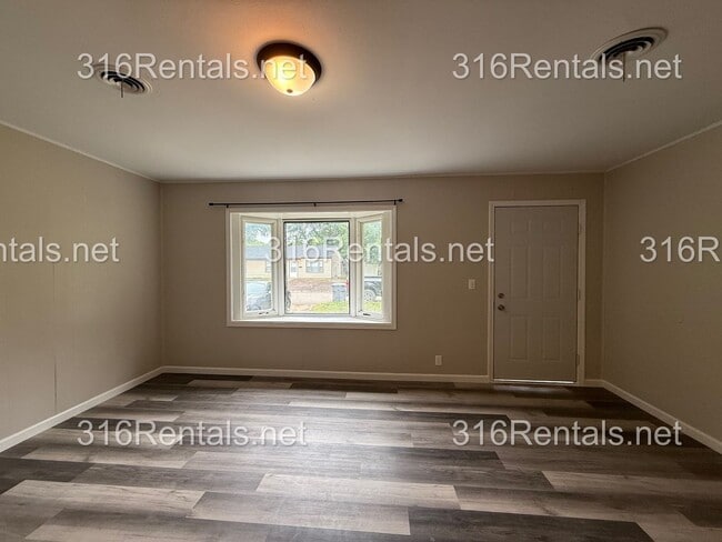 Building Photo - $1200 - NEWLY REMODELED 4 bedroom / 1 bathroom - Single Family Home
