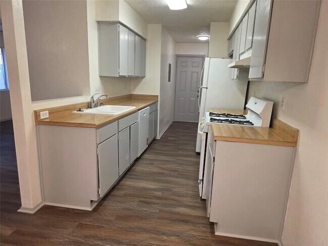 Building Photo - 1735 Horseshoe Cir