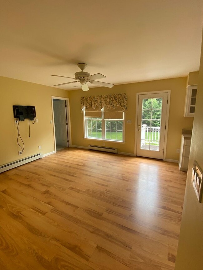 Building Photo - Charming 3-Bedroom Home with Scenic Mounta...