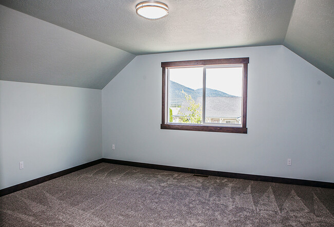 Building Photo - 4 Bedroom with Shop and View of the Mounta...