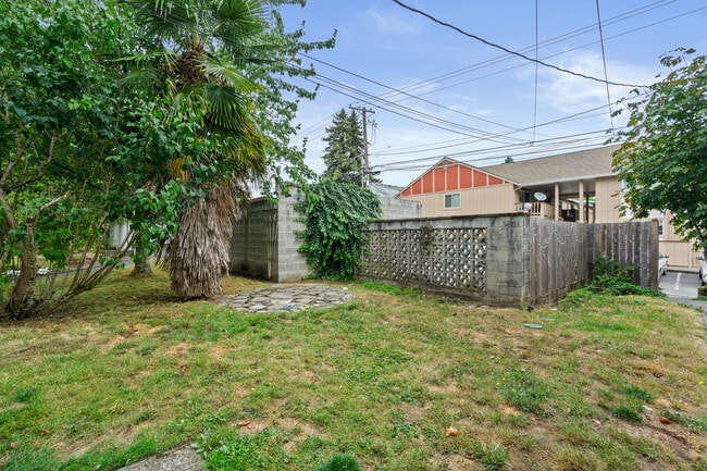 Building Photo - 409 N Yakima Ave