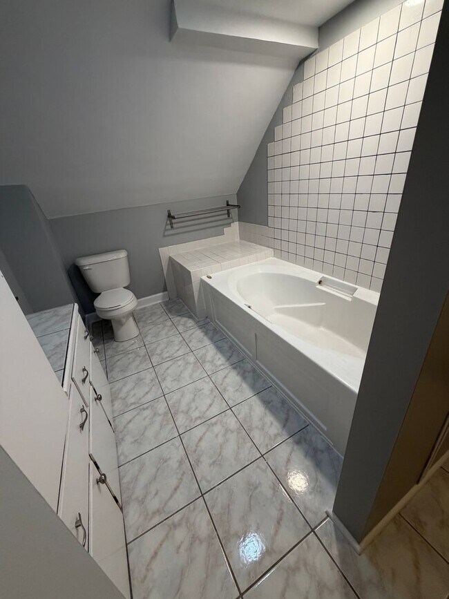 Building Photo - Beautiful 3-Bedroom / 2-Bathroom home available in Aurora