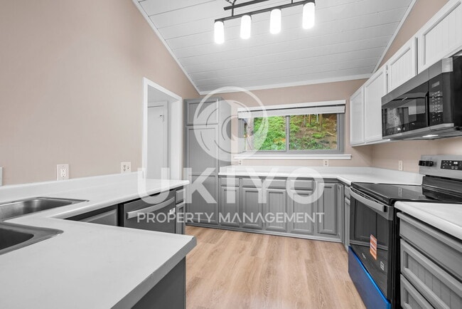 Building Photo - 8655 Skyline Blvd