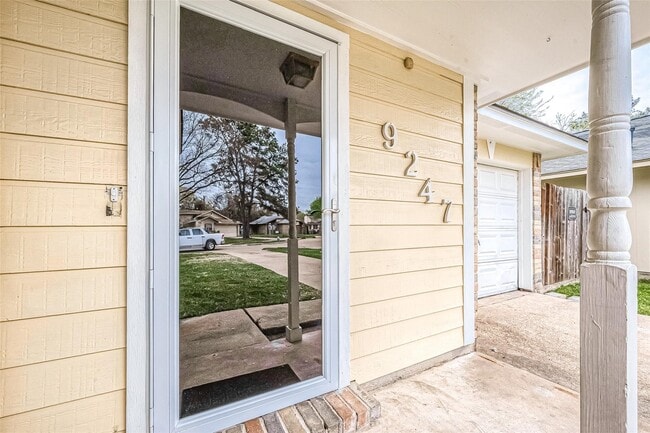 Building Photo - 9247 Autumnsong Dr