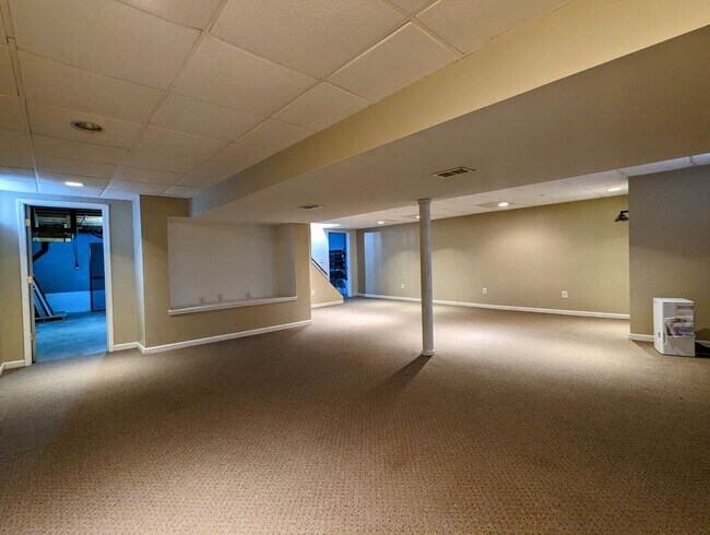 Building Photo - Center Hall Colonial for rent in Hudson!