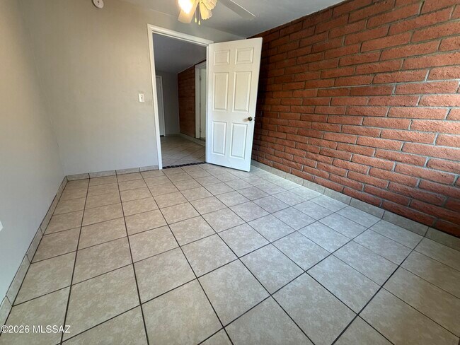Building Photo - 1354 W Sonora St
