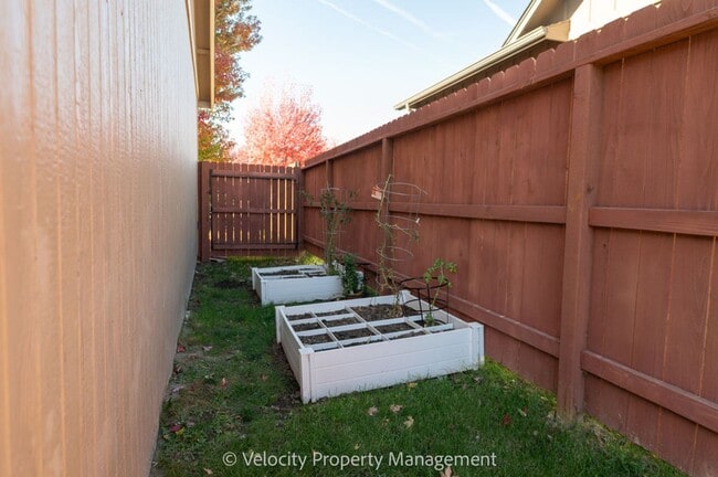 Building Photo - Single Level SW Redmond Home!