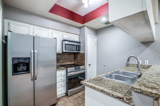 Building Photo - 800 Country Pl Dr