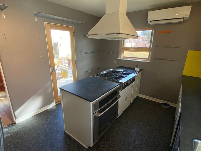 Building Photo - Beautiful Nob Hill Home with gourmet kitch...