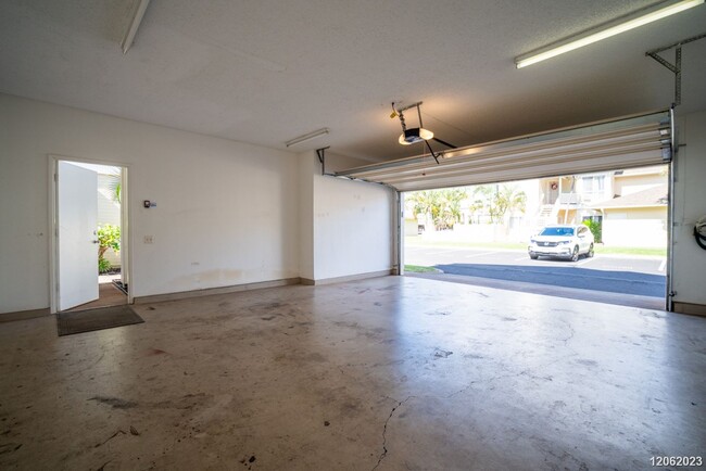 Building Photo - 2br/2ba/2-car garage Townhouse at The Arbo...