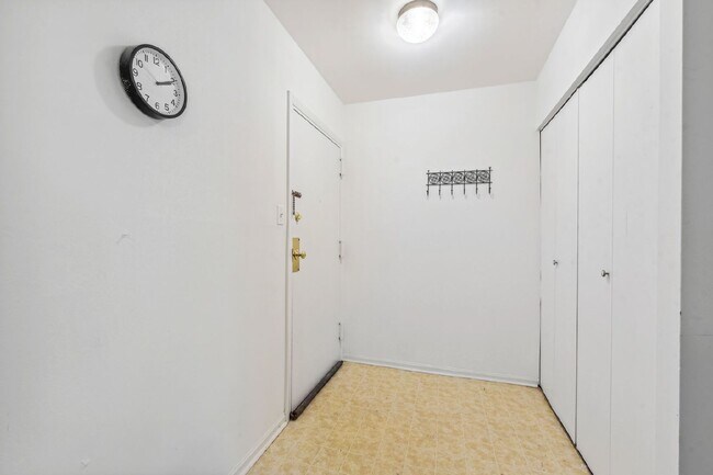 Building Photo - Check out this delightful 1 bed and 1 bath condo For Rent in a prime Fairfax location!