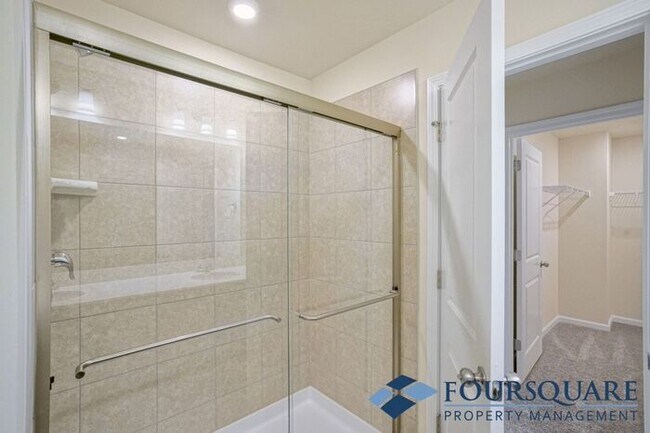 Building Photo - Spacious 3-Bed End- Unit Townhome with Mod...