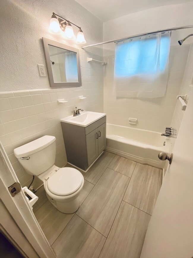 Interior Photo - 1570 Memorial Drive
