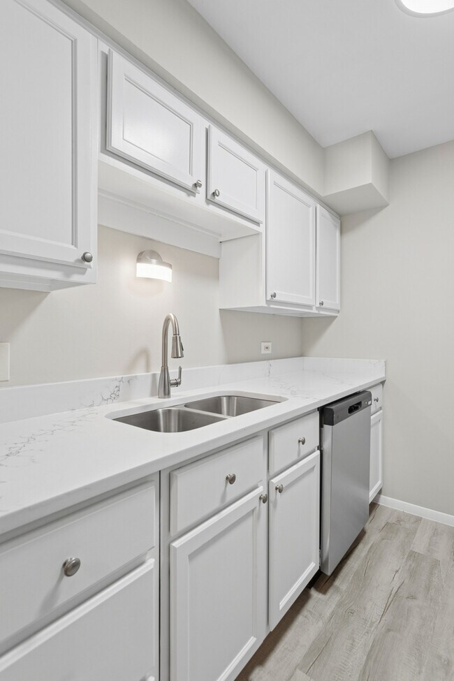 Building Photo - 6185 Pinewood Ct