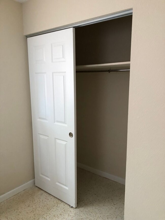 Building Photo - Quaint 2/1.5 bath home